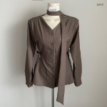 Удлинённая рубашка с бантом и мини-юбка с внутренними шортами