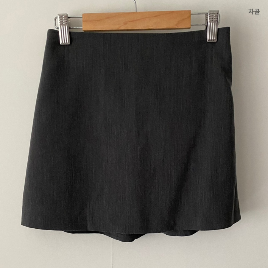 Удлинённая рубашка с бантом и мини-юбка с внутренними шортами