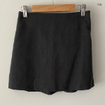 Удлинённая рубашка с бантом и мини-юбка с внутренними шортами