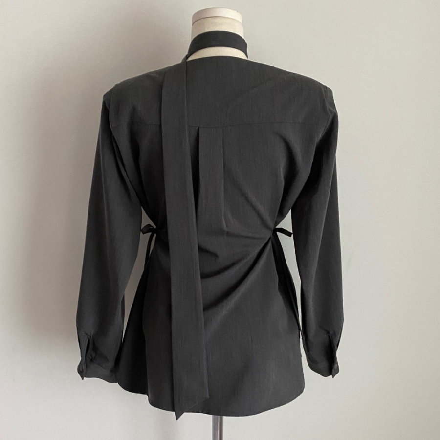 Удлинённая рубашка с бантом и мини-юбка с внутренними шортами