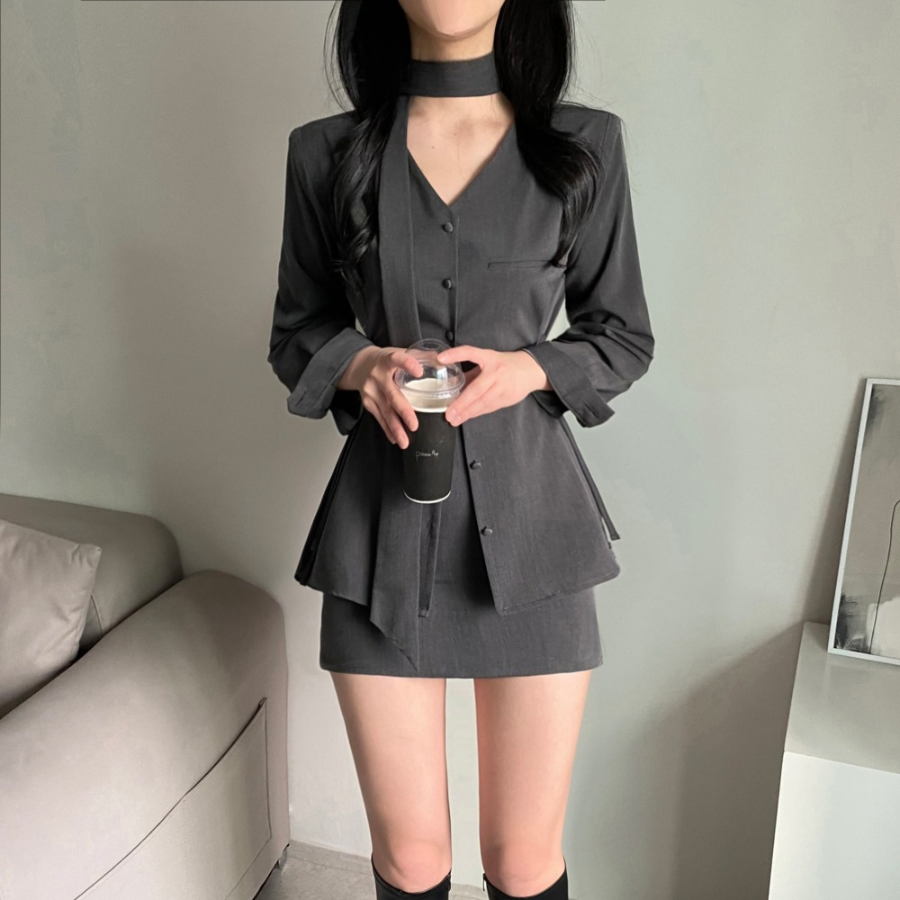 Удлинённая рубашка с бантом и мини-юбка с внутренними шортами