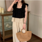 Блузка с контрастной отделкой и широкие брюки с рюшами