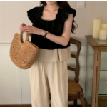 Блузка с контрастной отделкой и широкие брюки с рюшами