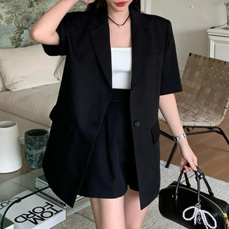 Жакет с длинными рукавами и бермуды с высокой талией