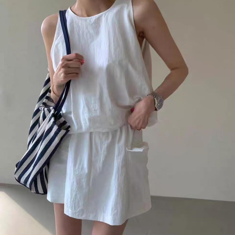 Лёгкий летний комплект: майка без рукавов и юбка-шорты с поясом на резинке