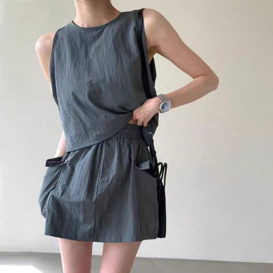 Лёгкий летний комплект: майка без рукавов и юбка-шорты с поясом на резинке