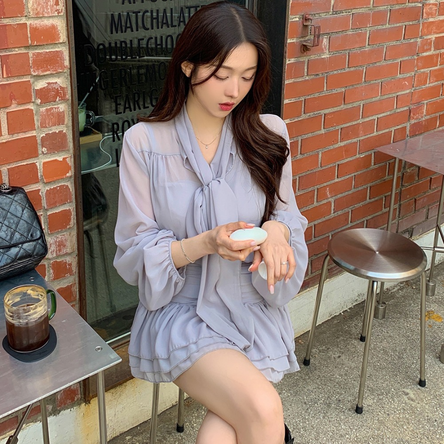 Трёхпредметный комплект: шифоновая блузка с бантом, майка и мини-юбка с рюшами и шортиками