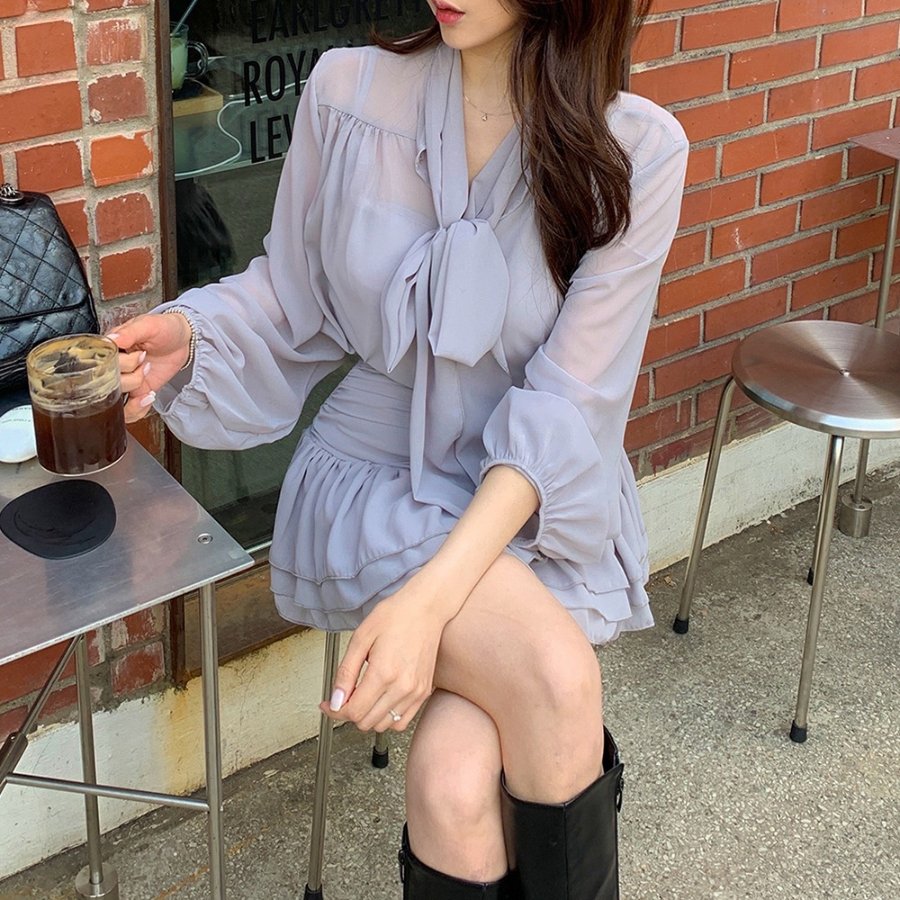 Трёхпредметный комплект: шифоновая блузка с бантом, майка и мини-юбка с рюшами и шортиками