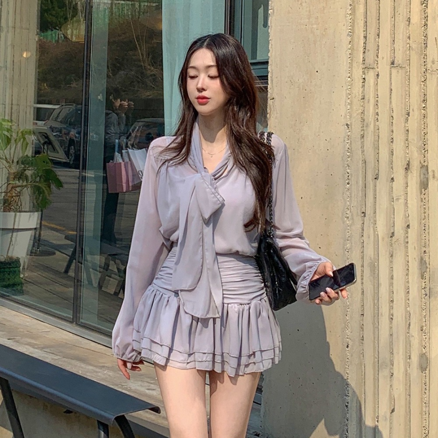 Трёхпредметный комплект: шифоновая блузка с бантом, майка и мини-юбка с рюшами и шортиками