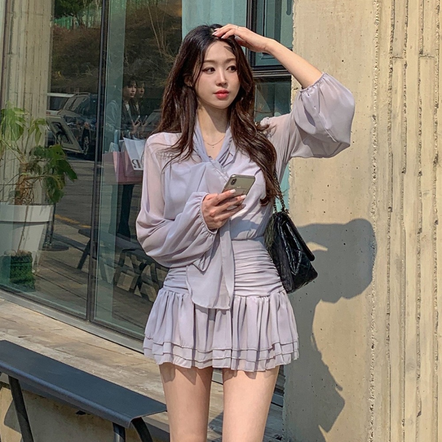 Трёхпредметный комплект: шифоновая блузка с бантом, майка и мини-юбка с рюшами и шортиками