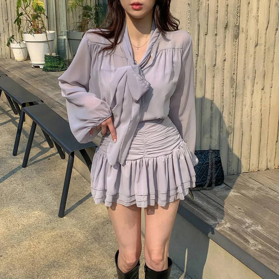 Трёхпредметный комплект: шифоновая блузка с бантом, майка и мини-юбка с рюшами и шортиками