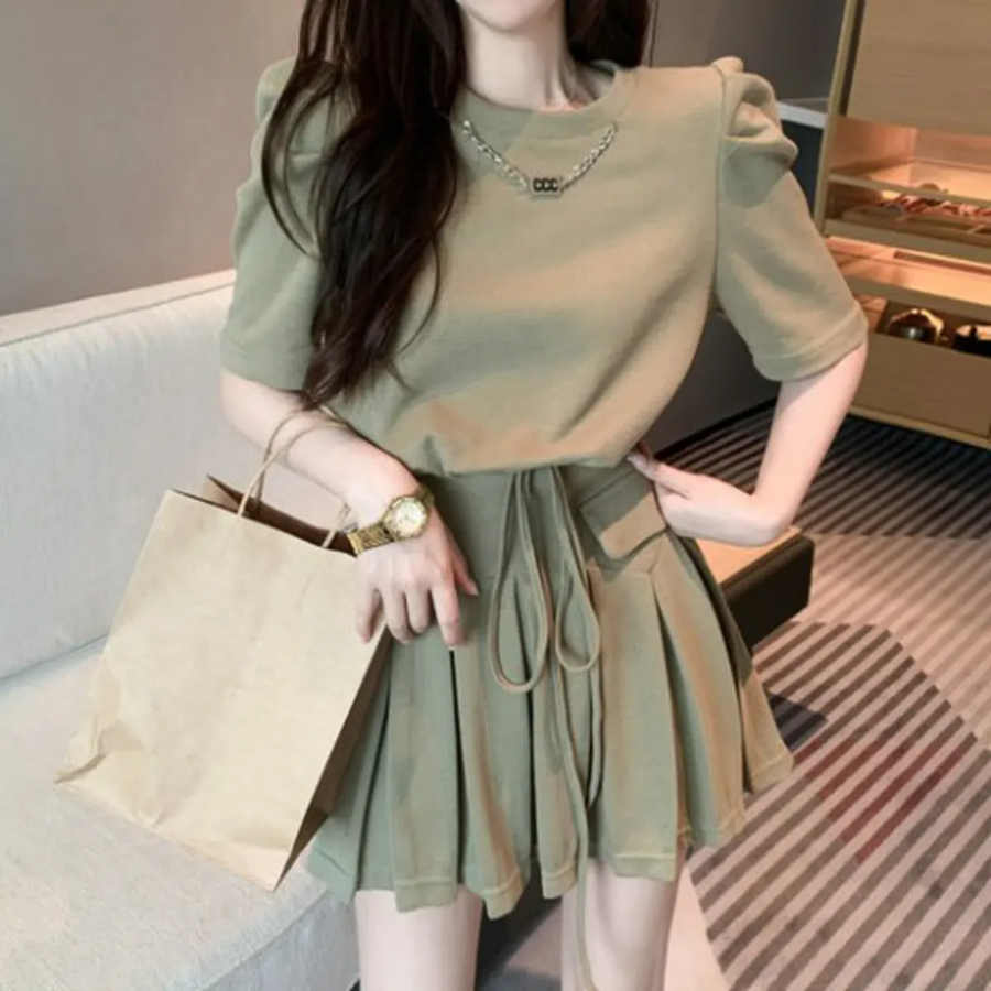 Комплект с футболкой и плиссированной мини-юбкой