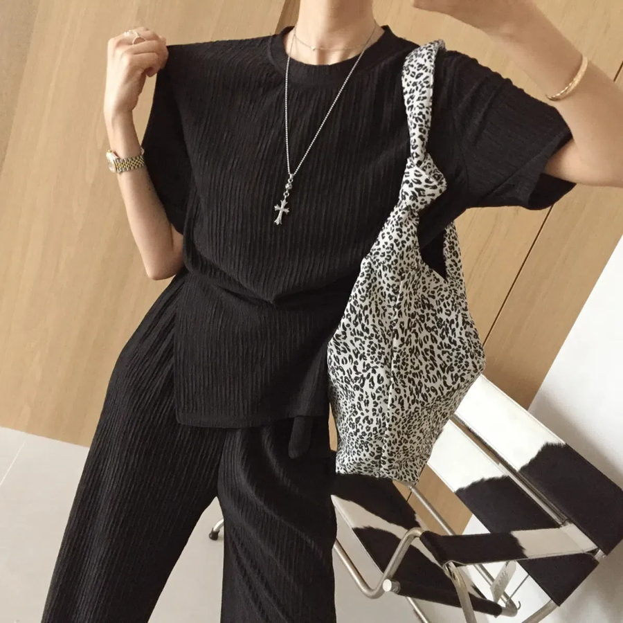 Футболка с асимметричной застёжкой и широкие брюки с эффектом плиссе