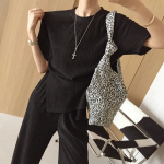 Футболка с асимметричной застёжкой и широкие брюки с эффектом плиссе