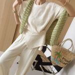 Футболка с асимметричной застёжкой и широкие брюки с эффектом плиссе