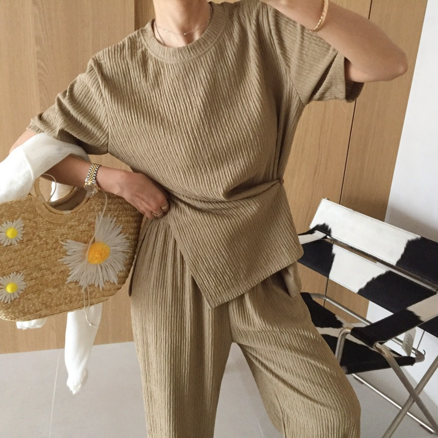 Футболка с асимметричной застёжкой и широкие брюки с эффектом плиссе