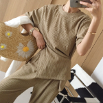 Футболка с асимметричной застёжкой и широкие брюки с эффектом плиссе