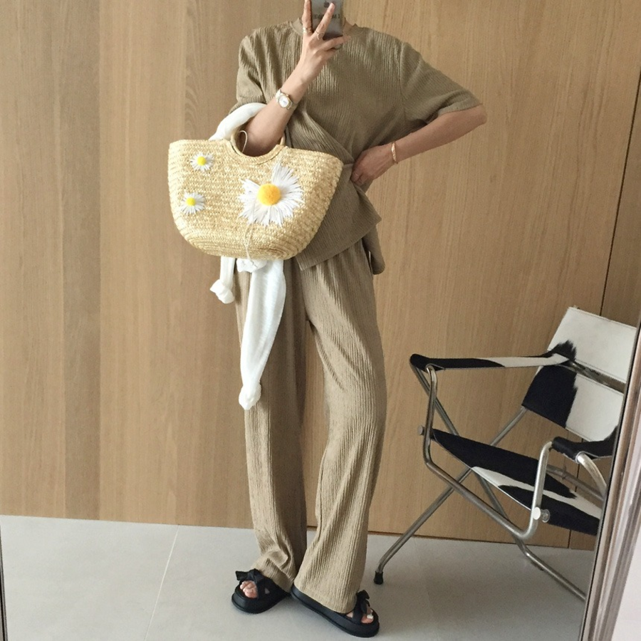 Футболка с асимметричной застёжкой и широкие брюки с эффектом плиссе