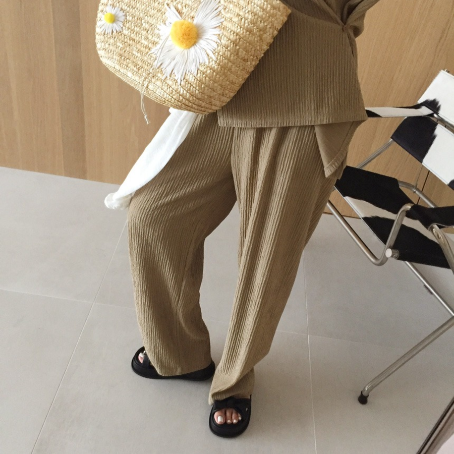 Футболка с асимметричной застёжкой и широкие брюки с эффектом плиссе