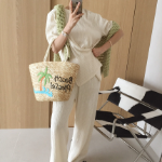 Футболка с асимметричной застёжкой и широкие брюки с эффектом плиссе