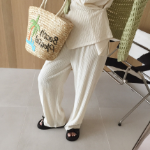 Футболка с асимметричной застёжкой и широкие брюки с эффектом плиссе