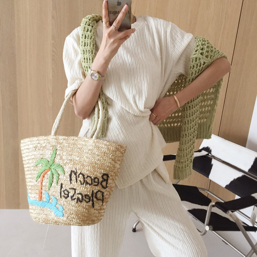 Футболка с асимметричной застёжкой и широкие брюки с эффектом плиссе