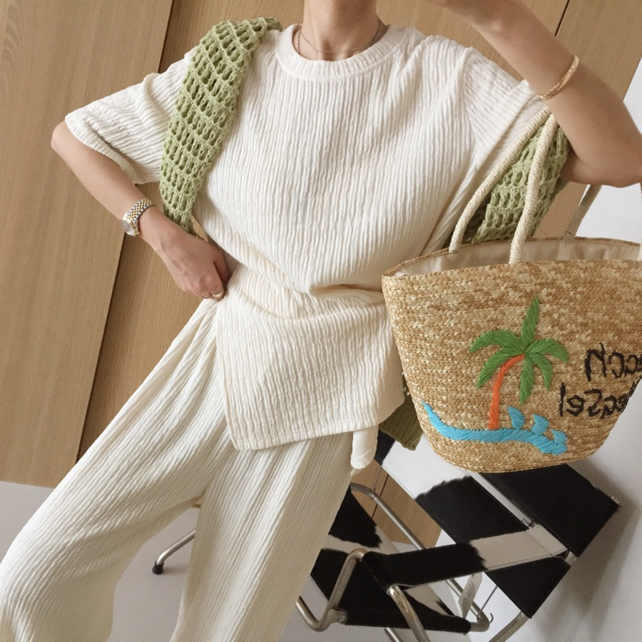 Футболка с асимметричной застёжкой и широкие брюки с эффектом плиссе