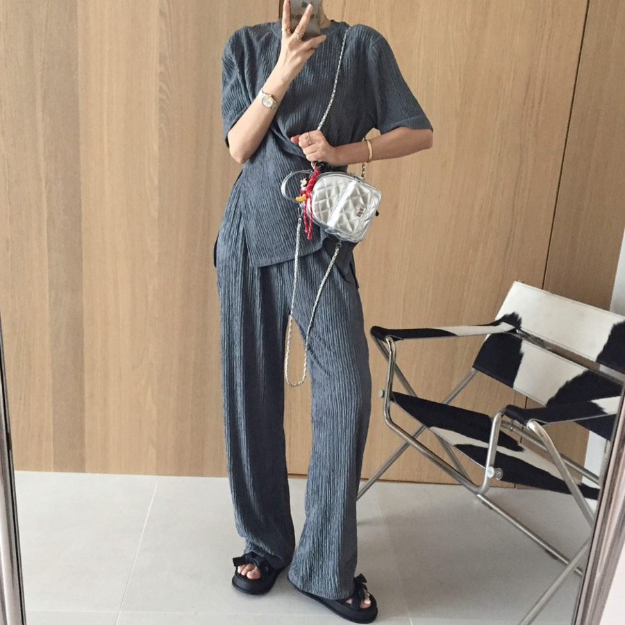 Футболка с асимметричной застёжкой и широкие брюки с эффектом плиссе