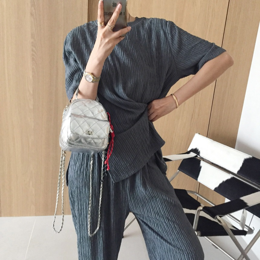 Футболка с асимметричной застёжкой и широкие брюки с эффектом плиссе