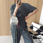 Футболка с асимметричной застёжкой и широкие брюки с эффектом плиссе