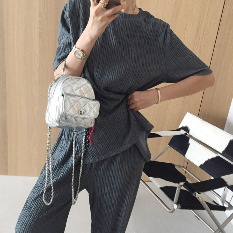 Футболка с асимметричной застёжкой и широкие брюки с эффектом плиссе