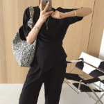 Футболка с асимметричной застёжкой и широкие брюки с эффектом плиссе