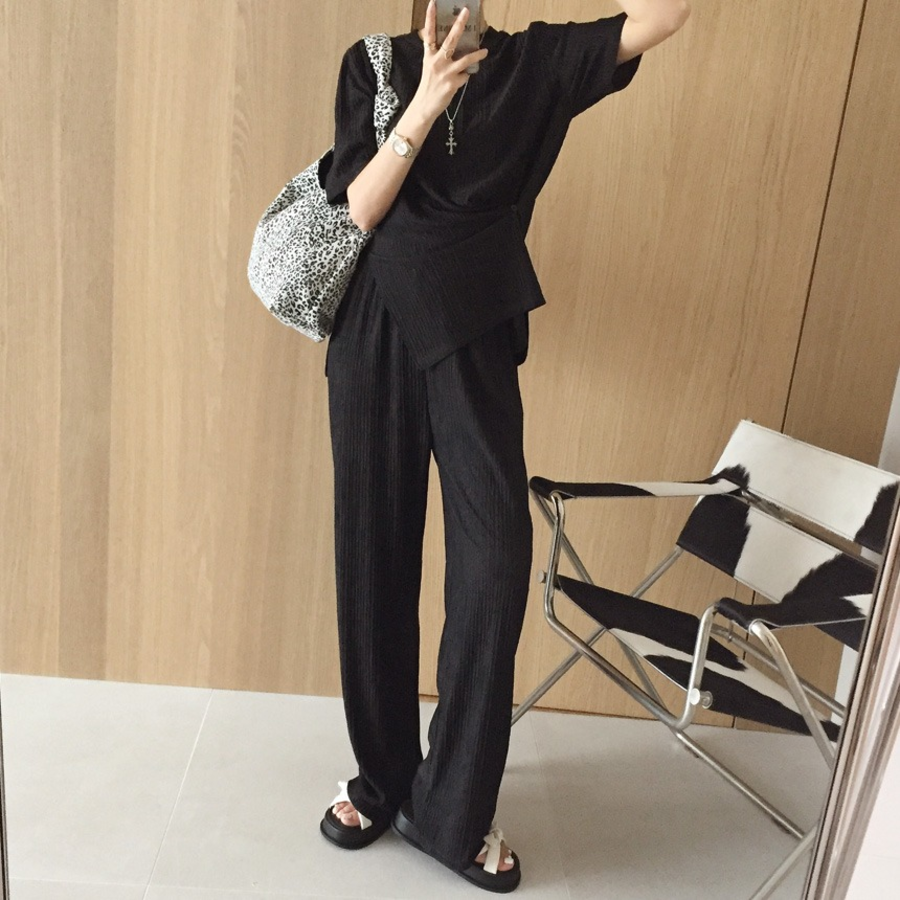 Футболка с асимметричной застёжкой и широкие брюки с эффектом плиссе