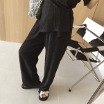 Футболка с асимметричной застёжкой и широкие брюки с эффектом плиссе