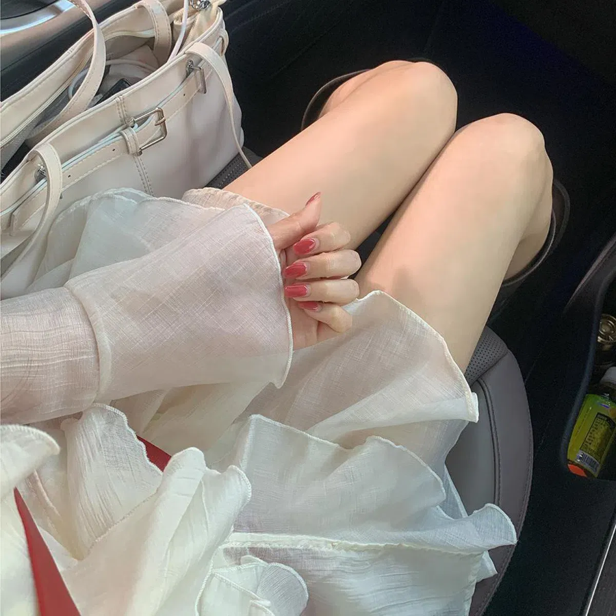 Шифоновая блузка с рюшами и прозрачными рукавами + мини-юбка А-силуэта с поясом на резинке