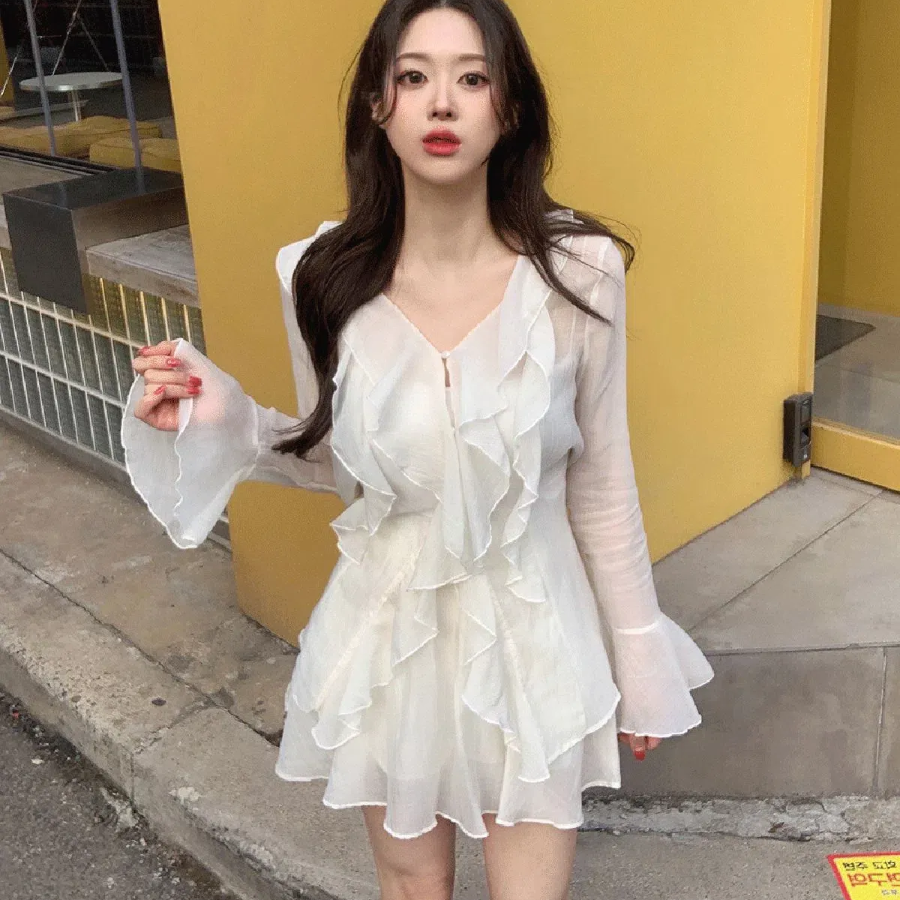 Шифоновая блузка с рюшами и прозрачными рукавами + мини-юбка А-силуэта с поясом на резинке