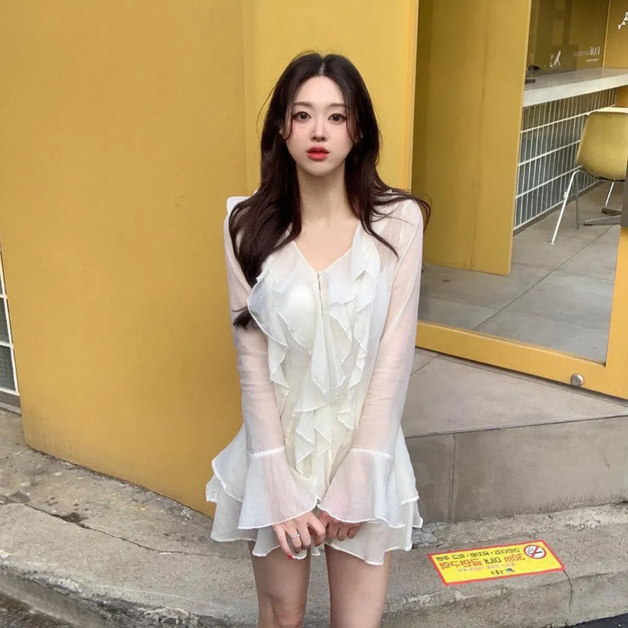 Шифоновая блузка с рюшами и прозрачными рукавами + мини-юбка А-силуэта с поясом на резинке