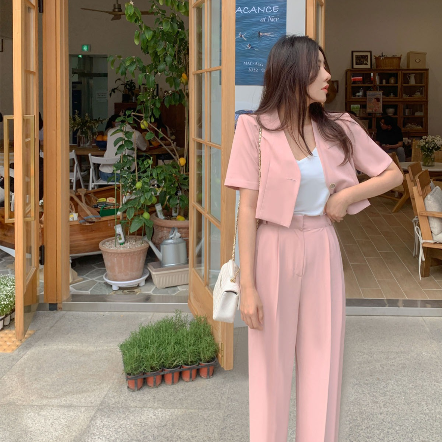 Комплект с коротким жакетом и широкими брюками