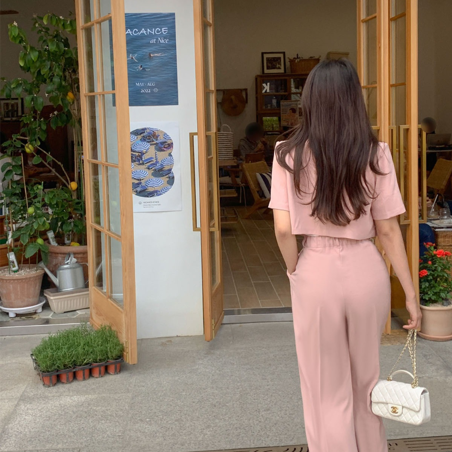 Комплект с коротким жакетом и широкими брюками