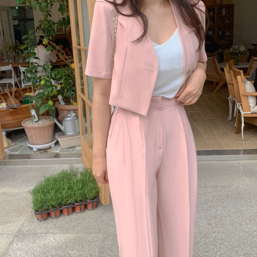 Комплект с коротким жакетом и широкими брюками