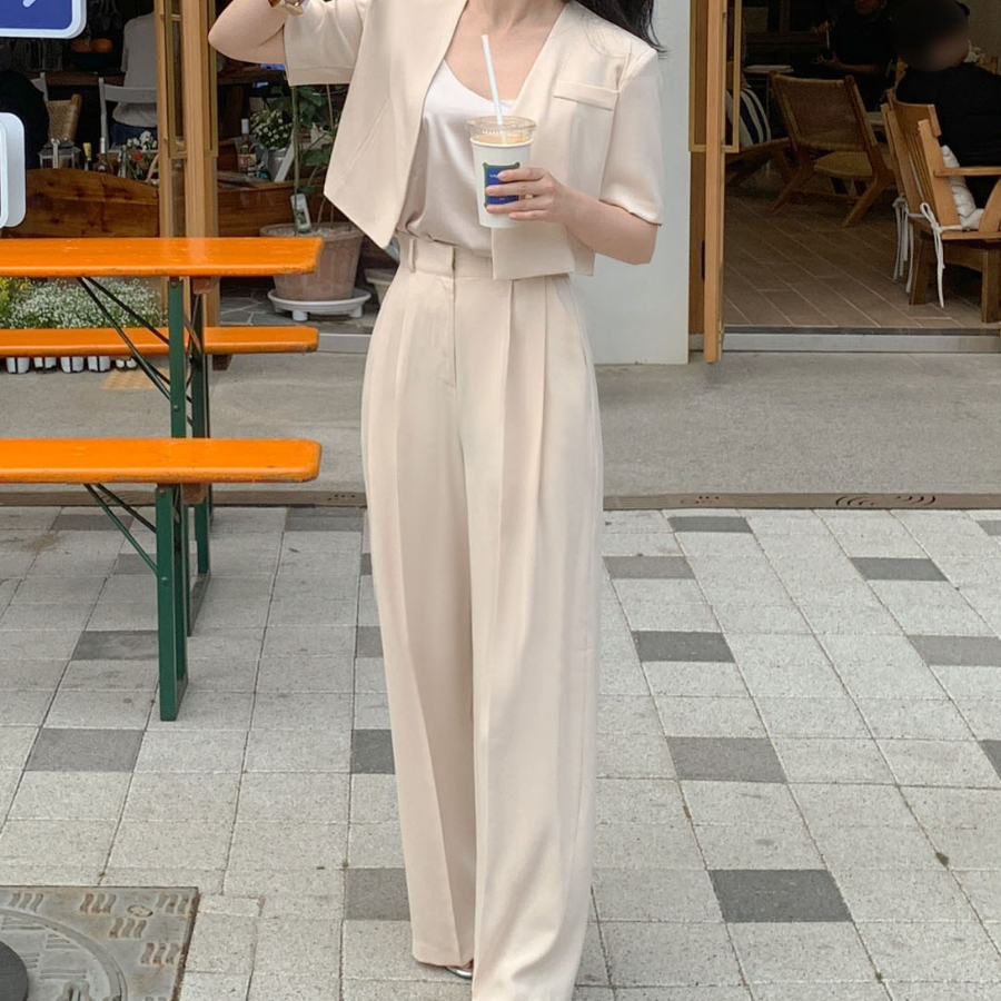 Комплект с коротким жакетом и широкими брюками