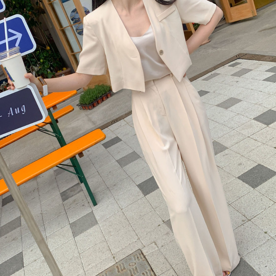 Комплект с коротким жакетом и широкими брюками