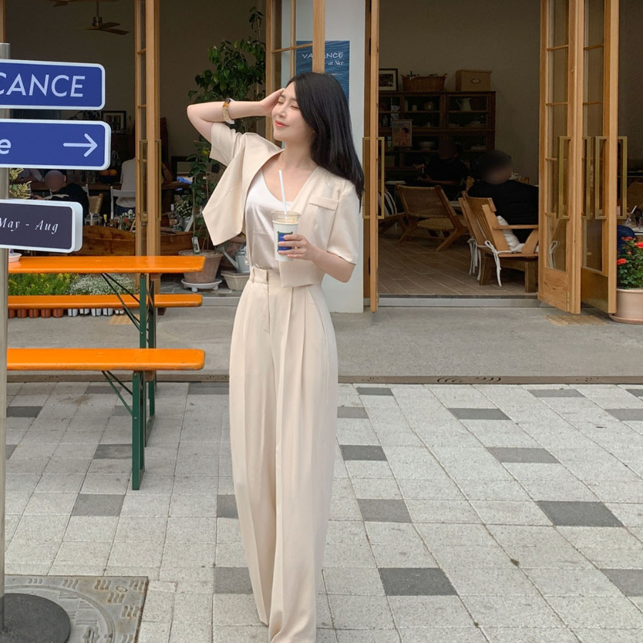 Комплект с коротким жакетом и широкими брюками