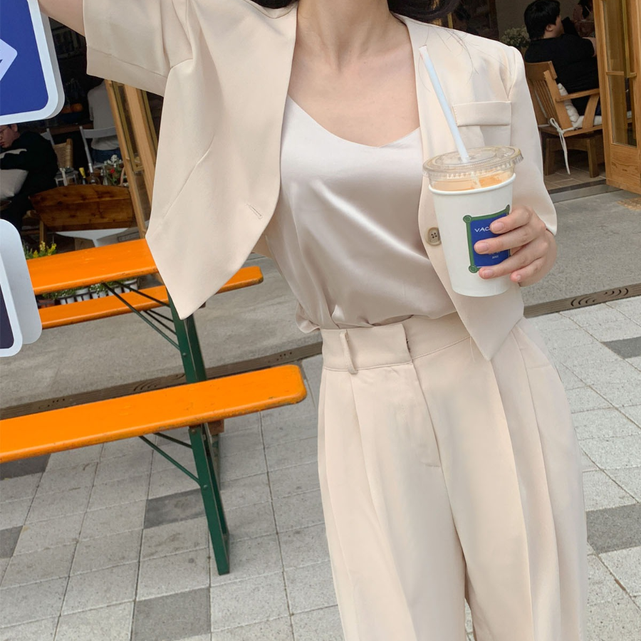 Комплект с коротким жакетом и широкими брюками