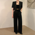 Комплект с коротким жакетом и широкими брюками