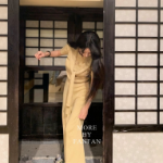 Комплект с кроп-топом и широкими трикотажными брюками