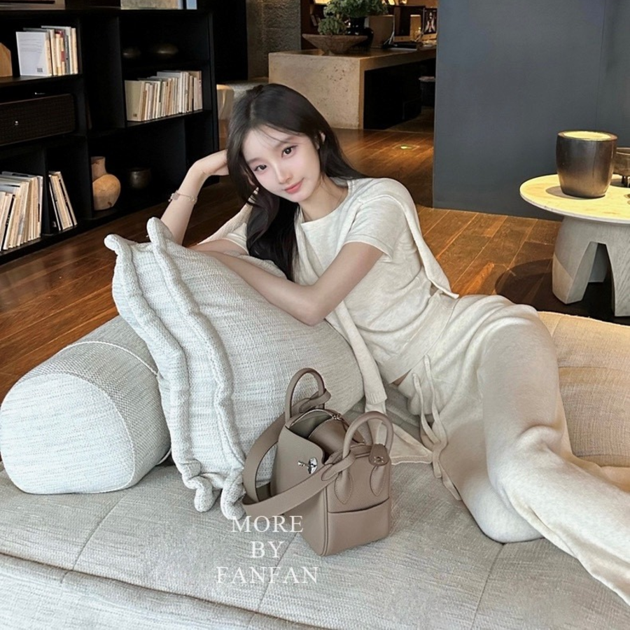 Комплект с кроп-топом и широкими трикотажными брюками