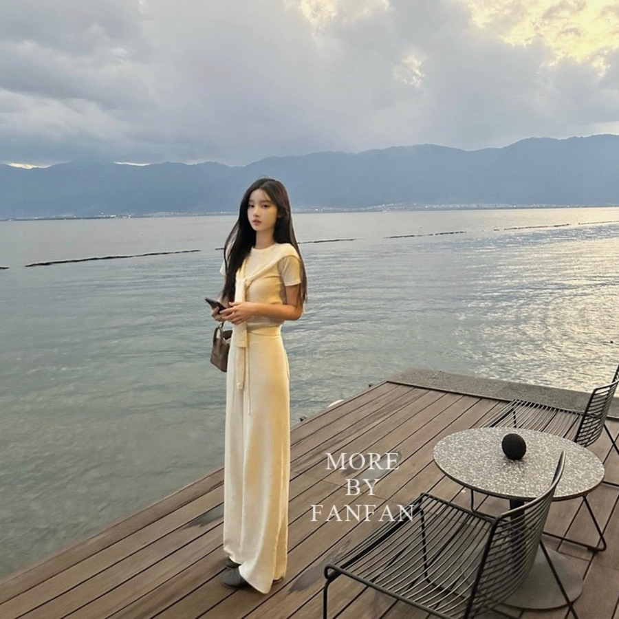 Комплект с кроп-топом и широкими трикотажными брюками