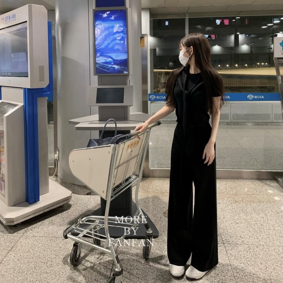 Комплект с кроп-топом и широкими трикотажными брюками