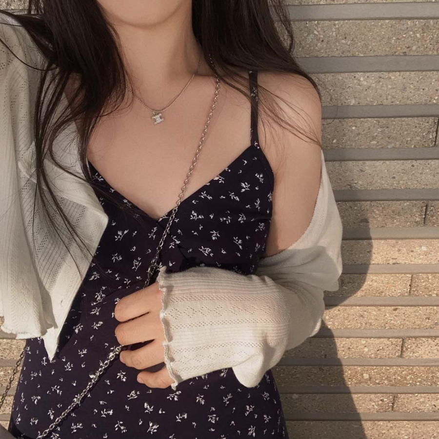 Двойка из сарафана с мелким цветочным принтом и лёгкого кардигана